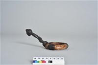 藏品(木雕人像石質臂環)的圖片